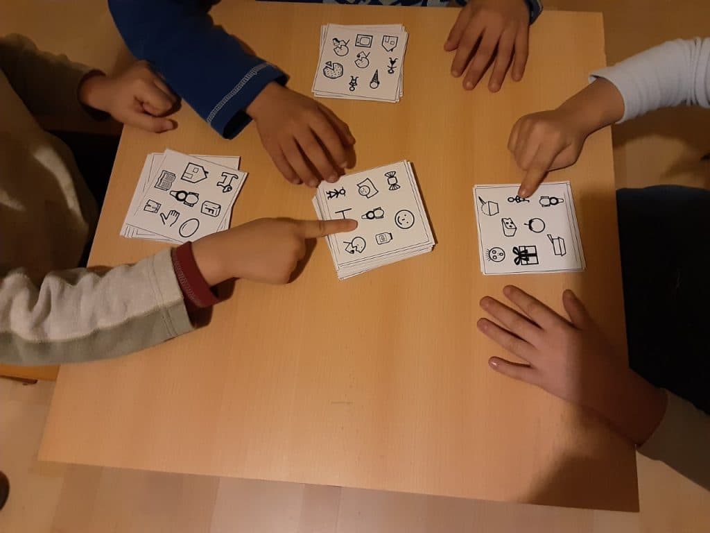 jeu de Dooble avec des pictogrammes Makaton