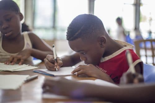 Quels sont les comportements associés aux troubles spécifiques des apprentissages ?
