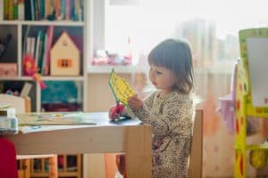 Image d'une salle de classe Montessori ou d'une autre classe de pédagogie alternative