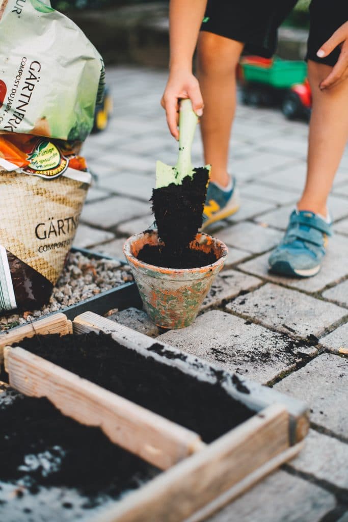 Un pot en terre cuite avec de la terre dedans