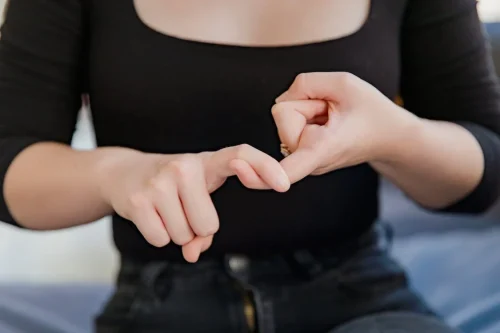 Il suffira d’un signe : Ou comment des établissements s’emparent des signes associés à la parole