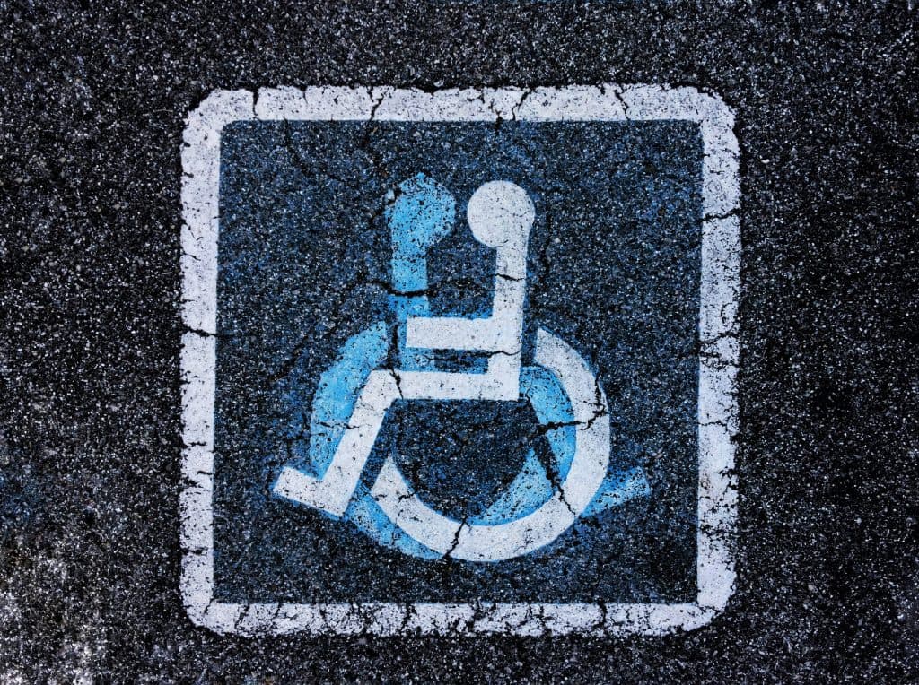 Un pictogramme montre deux personnes en fauteuil roulant entrelacées