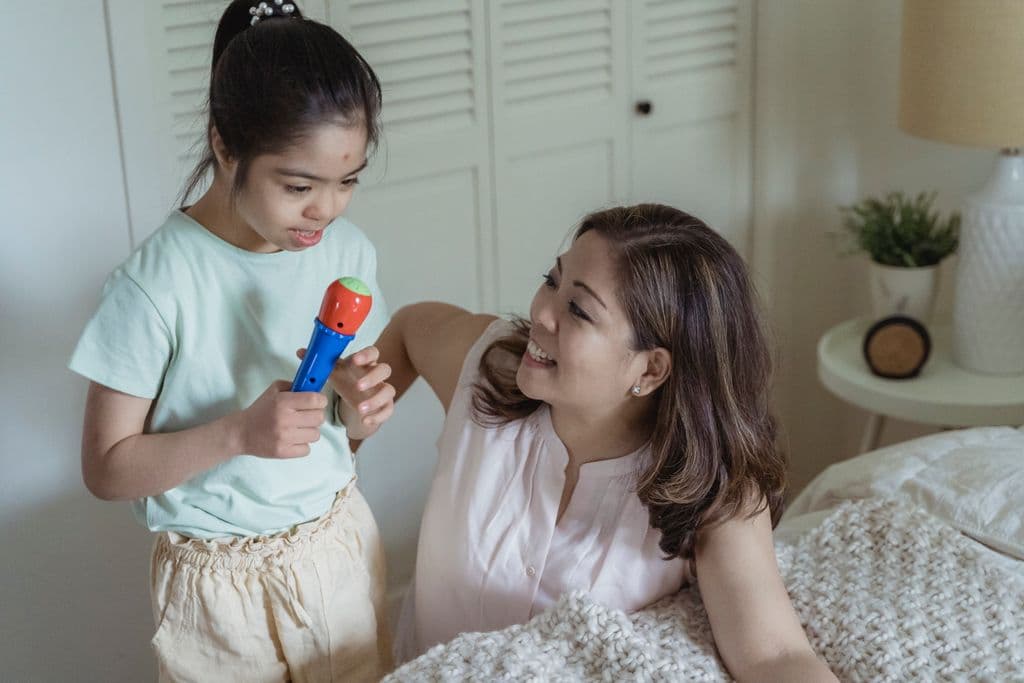 Un enfant partage un moment de complicité avec une adulte