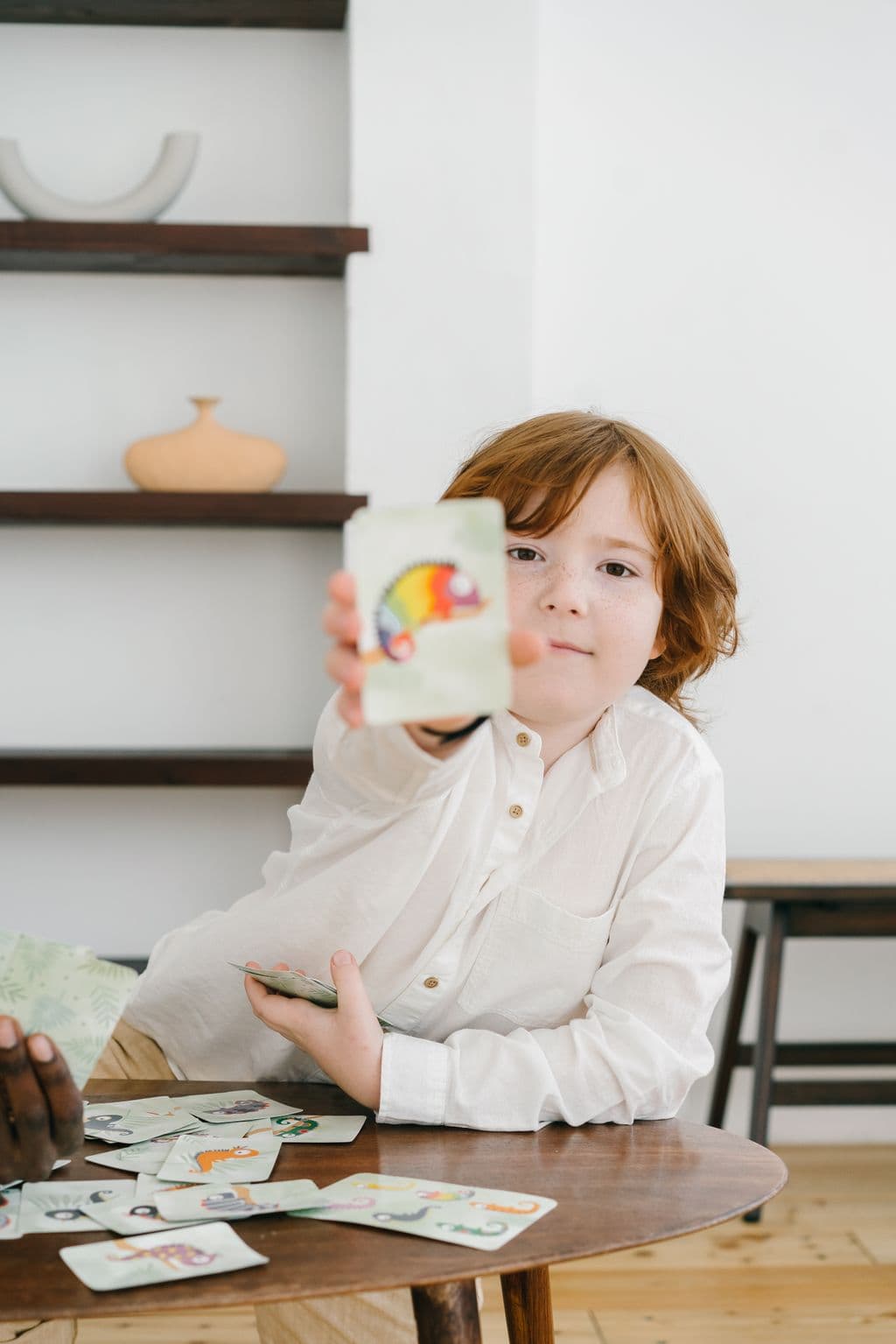 Un enfant montre une carte lors d'une activité sur les émotions