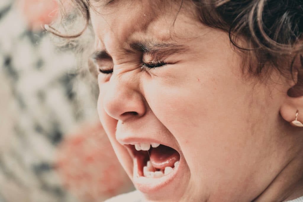 Zoom sur un enfant en train de hurler avec les yeux fermés bien fort. A-t-il un comportement problème ?