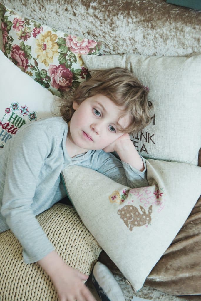Image d’un enfant dans son lit, les yeux grands ouverts