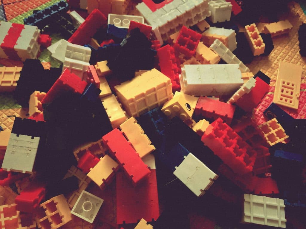Tas de briques lego pour utiliser la thérapie par le jeu en psychomotricité