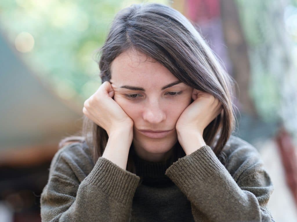 Parent d'enfant TDAH dépassé par le comportement de son enfant