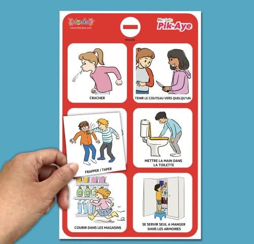 image d'une main qui pose une visuel sur la planche de loto