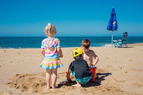 Routines ensoleillées : Faciliter l’été pour les enfants ayant des besoins spécifiques