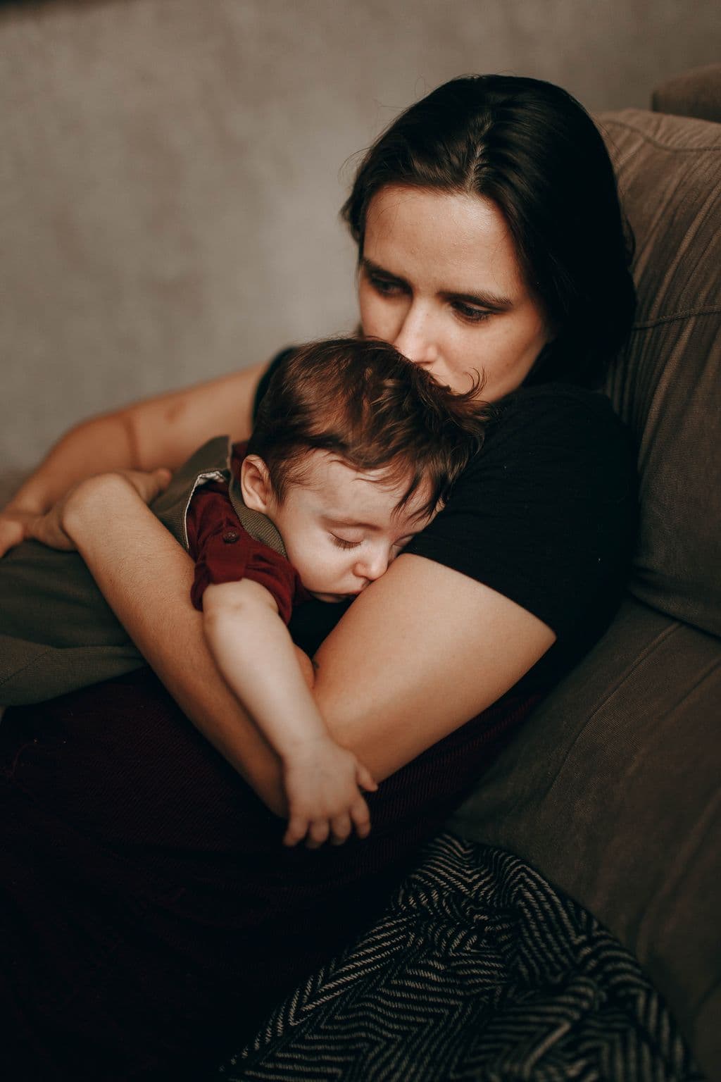 Un parent enlace tendrement son enfant